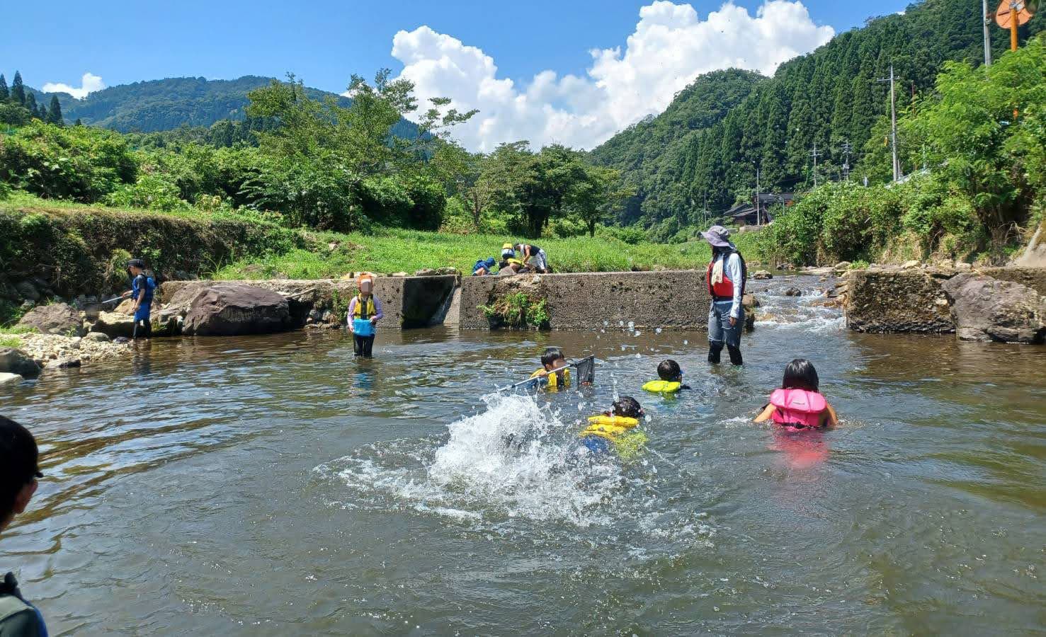トリノス神戸前で川遊び